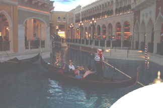 gondola1.jpg - 17267 Bytes